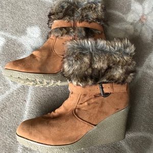 Women’s fur boots size 10